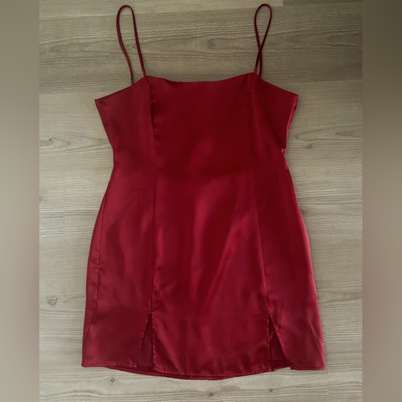 Dresses & Skirts - Mini silky red dress